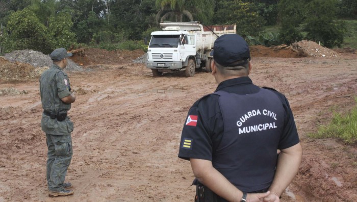 GCM flagra descarte irregular de entulho na região de Palmeiras