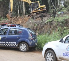GCM de Suzano apreende maquinário e impede descarte de lixo em área de proteção ambiental