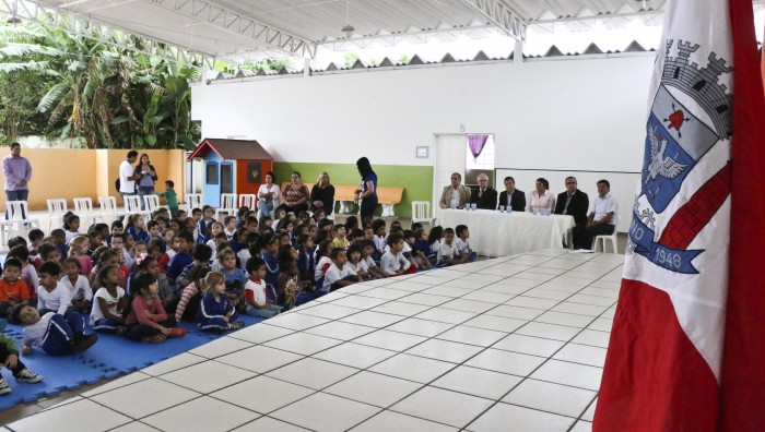 Prefeitura investe R$ 6,8 mi e entrega uniformes para mais de 23 mil alunos