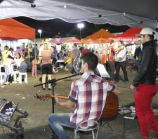 Show de dupla sertaneja e doação de livros movimentam Feira Noturna