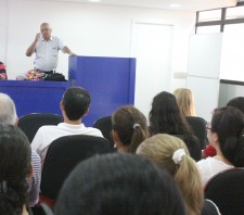 Prefeitura capacita dentistas da rede municipal para campanha de Saúde Bucal