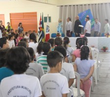 Educação entrega Cartilha “Super Suzaninho” para alunos da rede municipal