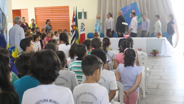 Educação entrega Cartilha “Super Suzaninho” para alunos da rede municipal