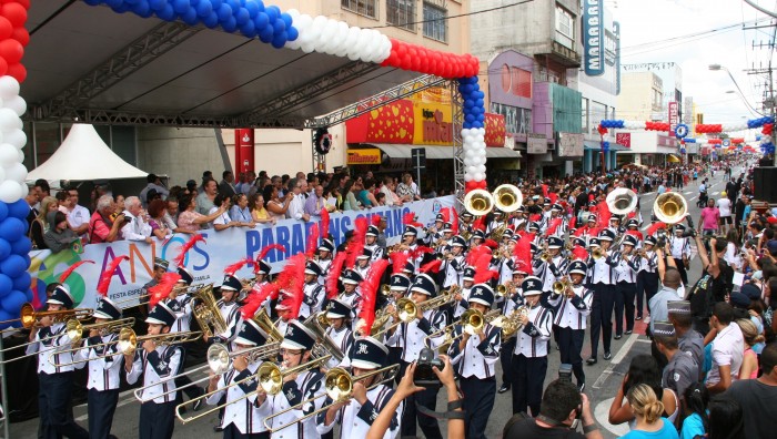 Desfile do aniversário de Suzano reúne 30 mil pessoas na Glicério