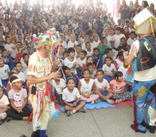 Pocket show resgata brincadeiras antigas e alerta sobre riscos de empinar pipa