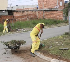Prefeitura recolhe resíduos em vias do Miguel Badra