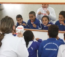 Alunos da Emeif José Francisco Alves recebem orientação e passam por exame bucal