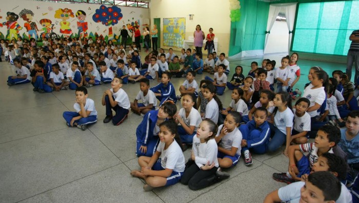 Educação entrega 350 livros para escolas vencedoras do projeto de incentivo à leitura