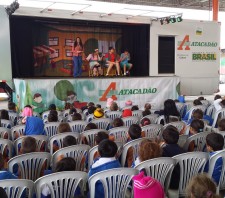 Crianças da educação infantil assistem teatro sobre alimentação saudável