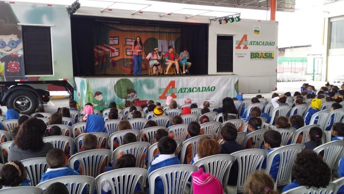 Crianças da educação infantil assistem teatro sobre alimentação saudável