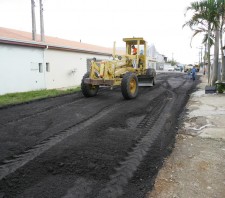 Rua José Pereira Cardoso recebe manutenção com fresa asfáltica