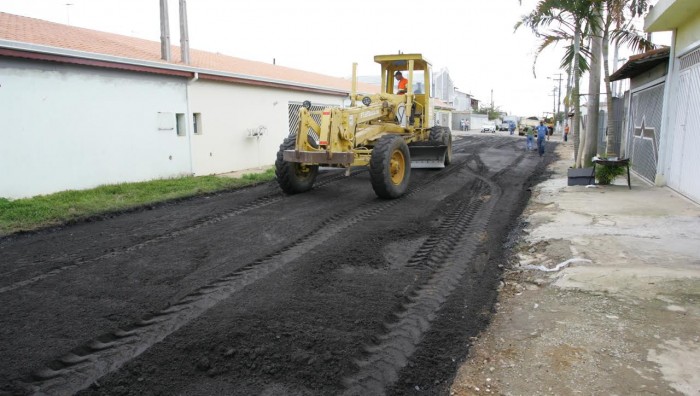 Rua José Pereira Cardoso recebe manutenção com fresa asfáltica