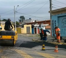 Prefeitura realiza operação tapa buraco em diversos bairros