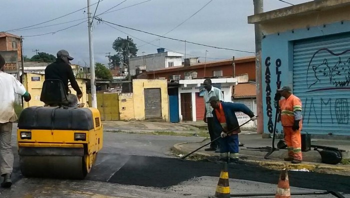 Prefeitura realiza operação tapa buraco em diversos bairros