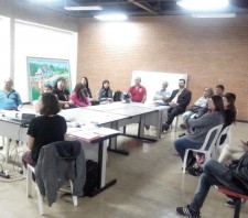 Jovens e adultos participam da oficina de filmagem