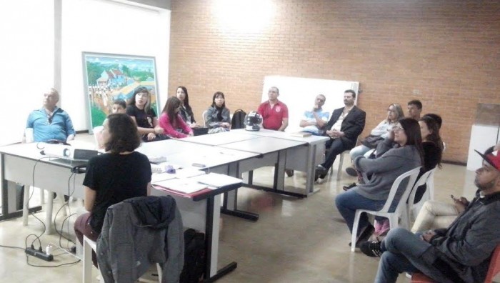 Jovens e adultos participam da oficina de filmagem