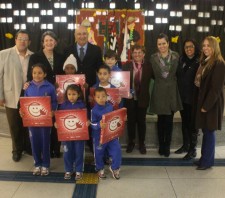 Estudantes recebem kits educativos para promover economia de energia nas escolas