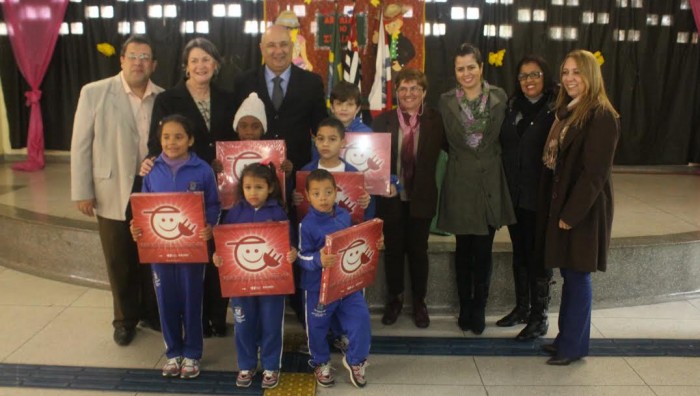 Estudantes recebem kits educativos para promover economia de energia nas escolas
