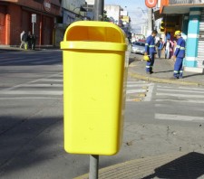 Prefeitura inicia instalação de novas lixeiras na área central