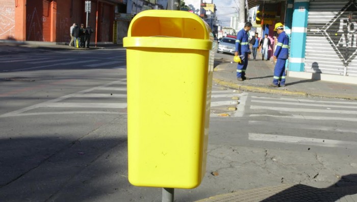 Prefeitura inicia instalação de novas lixeiras na área central