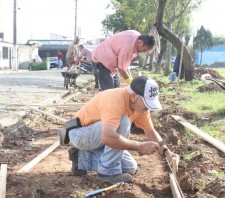 Praça da Bíblia é revitalizada e ganha calçada para caminhada