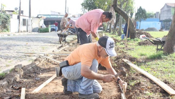 Praça da Bíblia é revitalizada e ganha calçada para caminhada