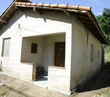 Prefeitura encaminha idoso para atendimento psicológico e retira lixo de residência