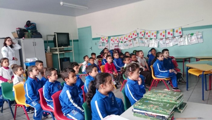 Emeif Oscar de Almeida Redondo recebe programa Sorriso nas Escolas