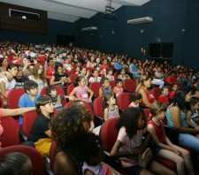 Peça infantil “O Vaqueiro e o Bicho Froxo” atrai mais de 300 pessoas