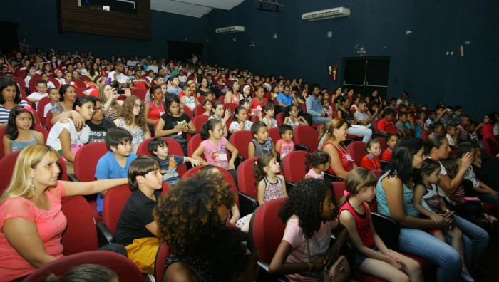 Peça infantil “O Vaqueiro e o Bicho Froxo” atrai mais de 300 pessoas
