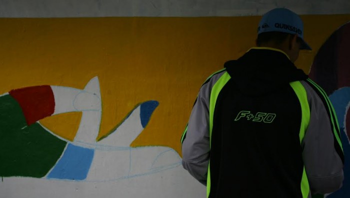 Jovens infratores iniciam revitalização de pontos de ônibus pelo projeto Arte Urbana