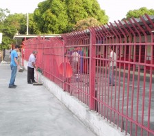 Grade de escola recebe reparos
