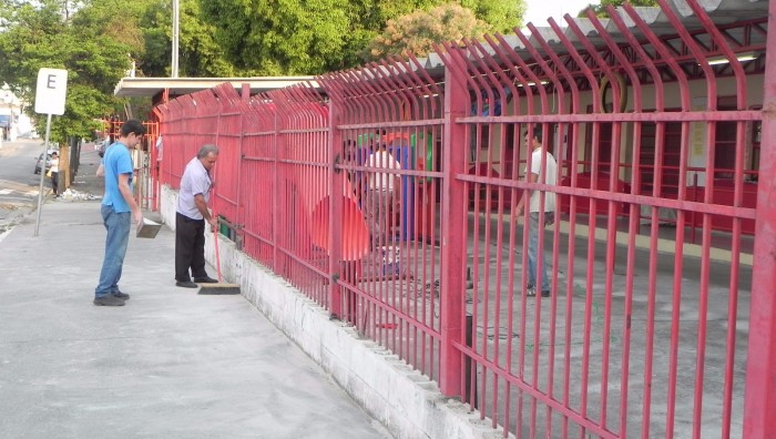 Grade de escola recebe reparos