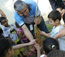 Crianças plantam árvores na escola Vereador Antônio Teixeira