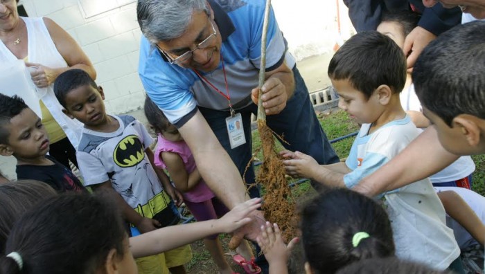 Crianças plantam árvores na escola Vereador Antônio Teixeira
