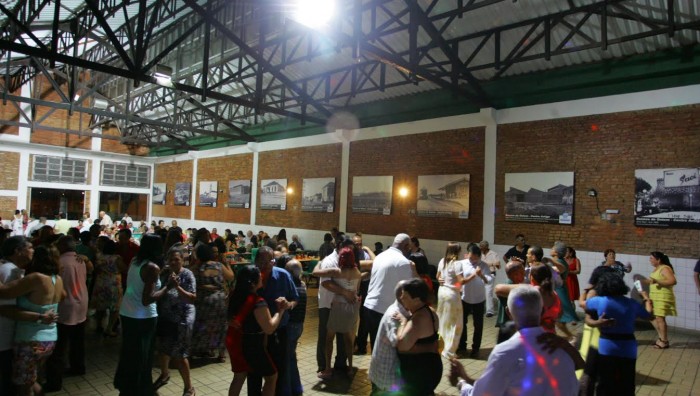 Baile do Dia do Idoso atrai mais de 400 pessoas