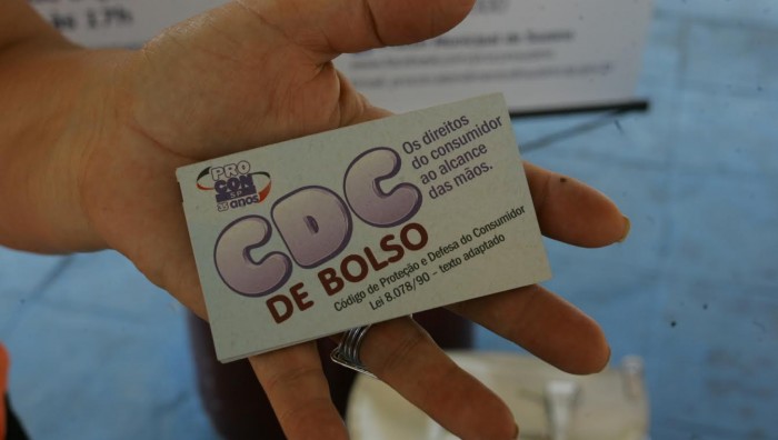 Técnicos do Procon orientam consumidores na Praça João Pessoa
