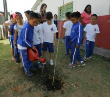 Alunos da escola municipal Antônio Carlos Mayer realizam plantio de árvores