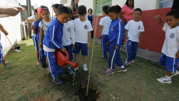 Alunos da escola municipal Antônio Carlos Mayer realizam plantio de árvores