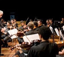 Suzano recebe maestro João Carlos Martins para aula concerto