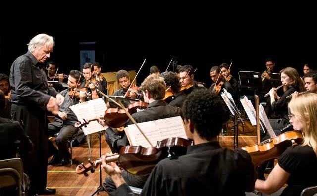Suzano recebe maestro João Carlos Martins para aula concerto