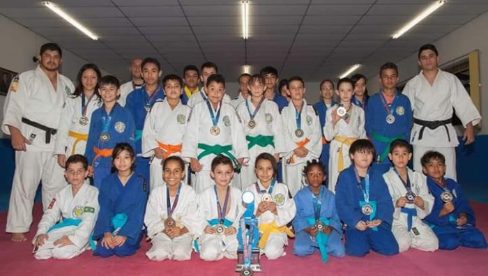 Suzano domina pódio em Itapira com alunos da escolinha de judô