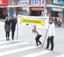 Prefeitura conscientiza pedestres e motoristas sobre comportamentos seguros no trânsito