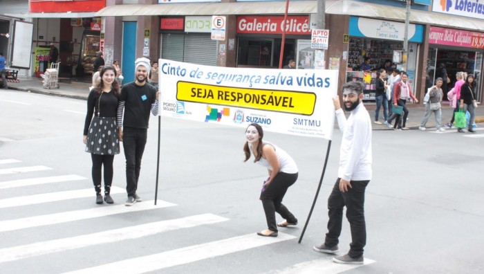Prefeitura conscientiza pedestres e motoristas sobre comportamentos seguros no trânsito