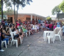 Aprendizes apresentam peças de teatro e atraem mais de 200 pessoas