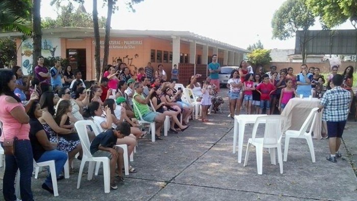 Aprendizes apresentam peças de teatro e atraem mais de 200 pessoas