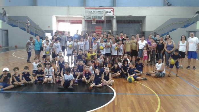 Oficina de Basquetebol reúne 120 crianças no Portelão