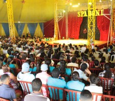 Crianças do serviço social prestigiam espetáculo do Spadoni Circus