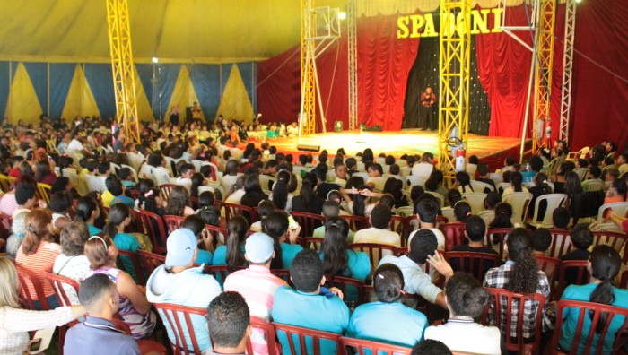 Crianças do serviço social prestigiam espetáculo do Spadoni Circus