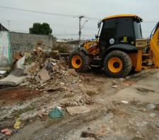 Prefeitura limpa e retira entulho de diversas ruas